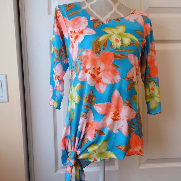 Linda Lundstrong Colourful Summer/Resort Top with Flowers (3140) - Picture 1 of 8